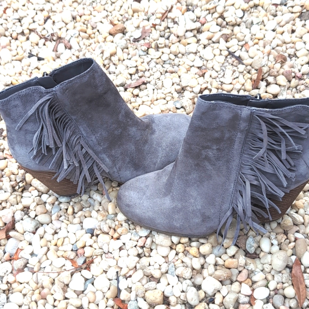 Vince Camuto Hayzee Gray Fringe Suede Booties, sz 7.5.
